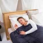 Een persoon gebruikt montape voor een betere nachtrust, om snurken te verminderen en een droge mond te voorkomen.