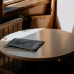 Modern tv-meubel met afgeronde hoeken in een stijlvolle woonkamer, veilig voor kinderen en huisdieren.