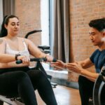 Een persoon die traint op een compacte roeitrainer in een moderne woonkamer, ideaal voor fitness thuis.