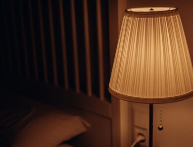 Hanglamp naast het bed: sfeervolle slaapkamerverlichting