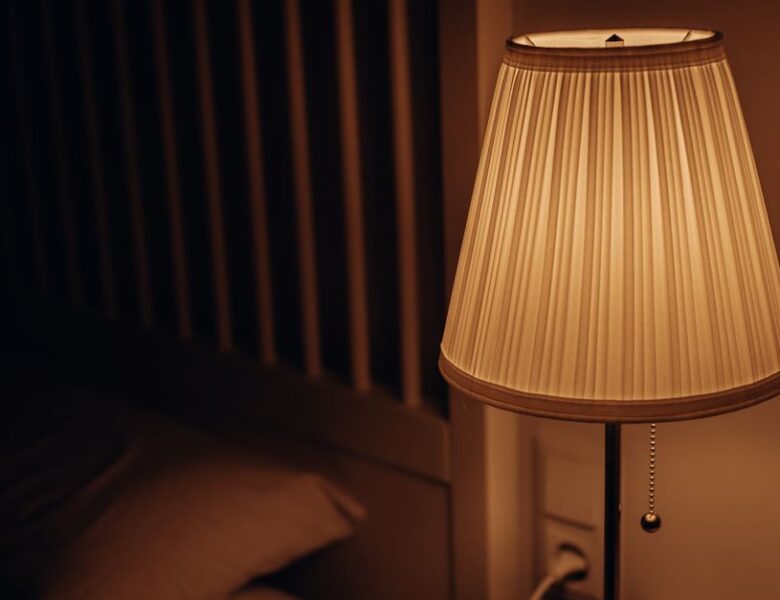 Hanglamp naast het bed: sfeervolle slaapkamerverlichting