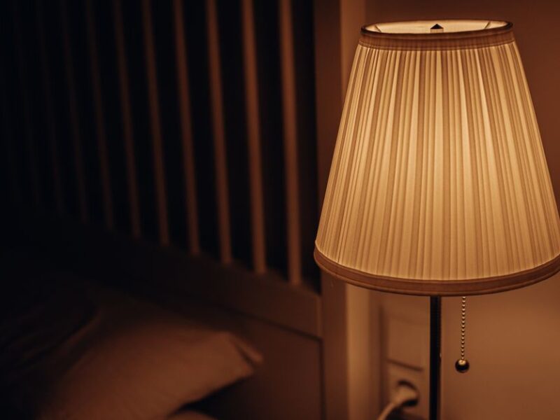 Hanglamp naast het bed: sfeervolle slaapkamerverlichting