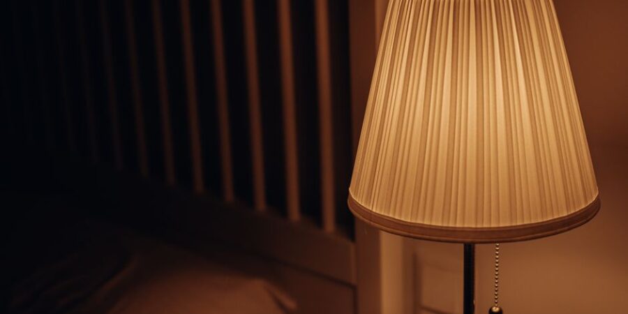 Hanglamp naast het bed: sfeervolle slaapkamerverlichting